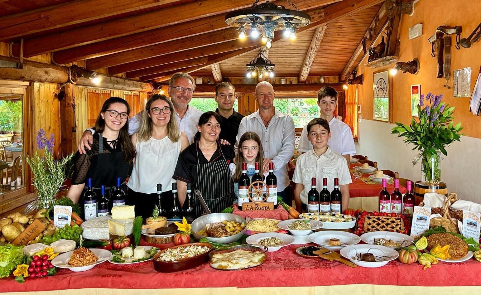 Agriturismo La Ruota Montelupo Albese Exteriör bild